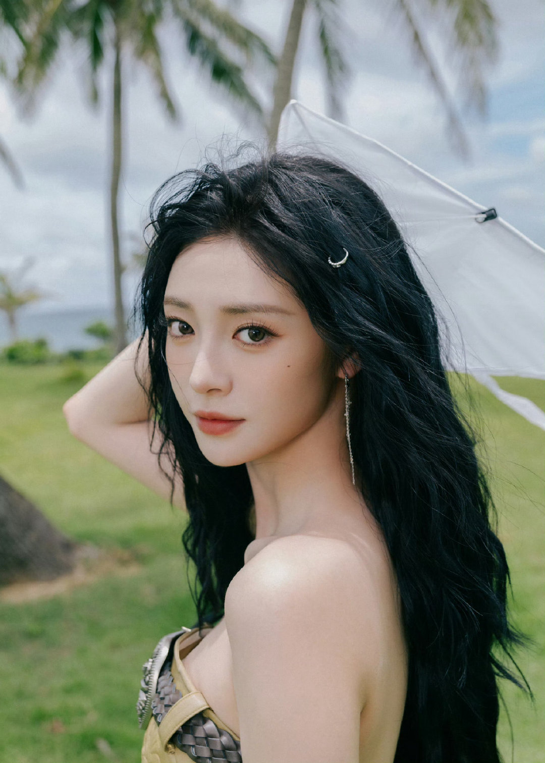 周洁琼周洁琼金属感赛博美甲周洁琼甜妹脸赛博美甲周洁琼费加罗海边出发写真太美了！！