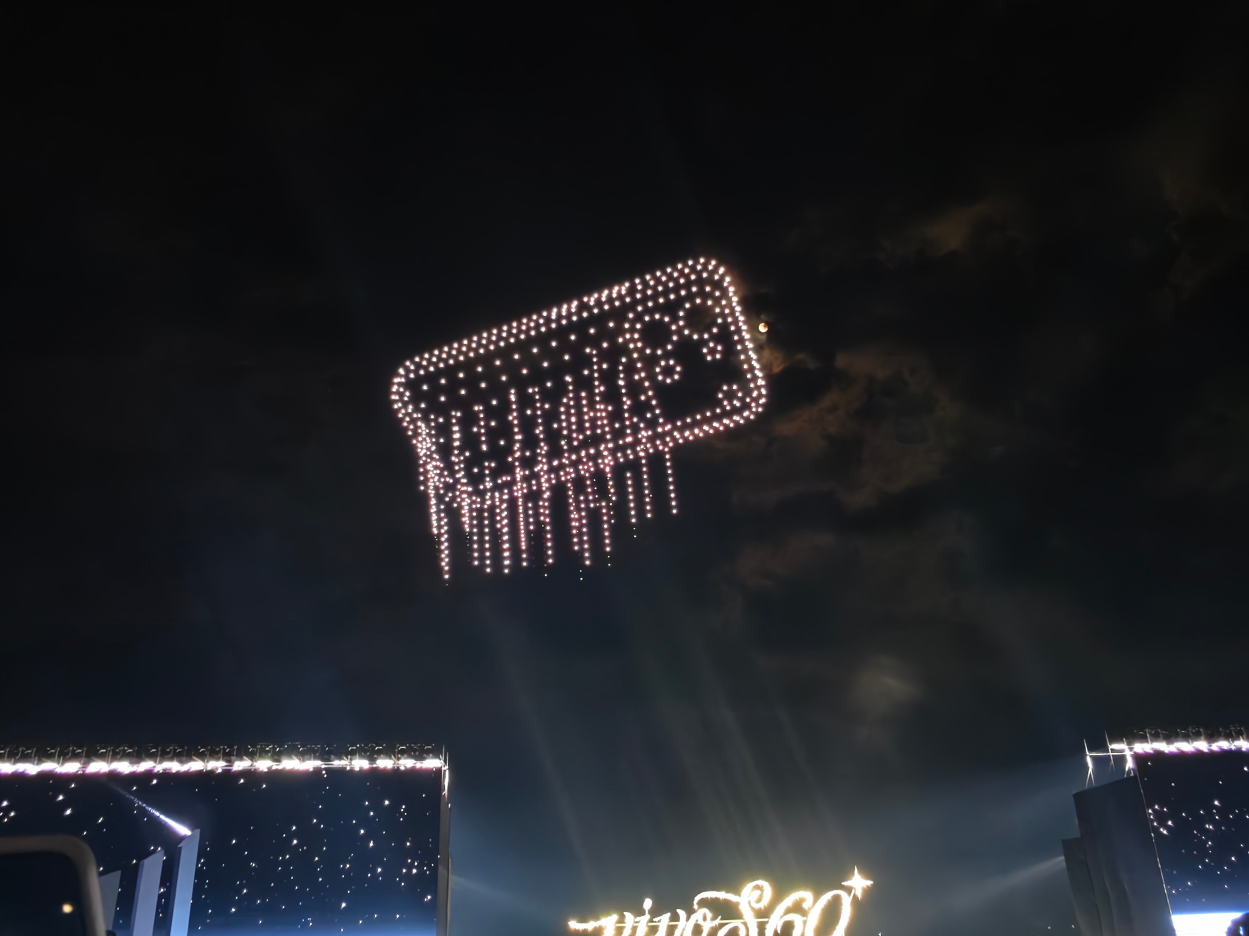vivo S60新品发布蓝厂发布会还是太会了，直接搞了一个无人机灯光秀，海边钢琴