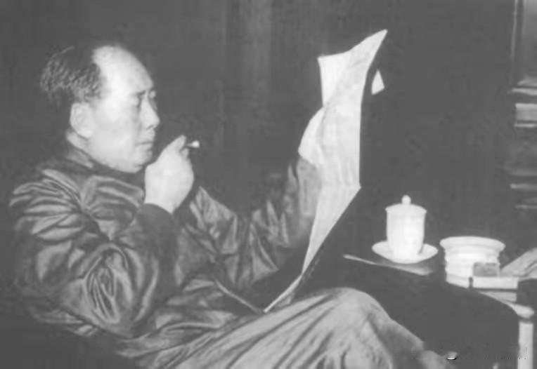 第一张：毛泽东同志卧床吸烟阅读报刊，身旁摆放茶杯，展现深夜伏案研读、心系国事的日