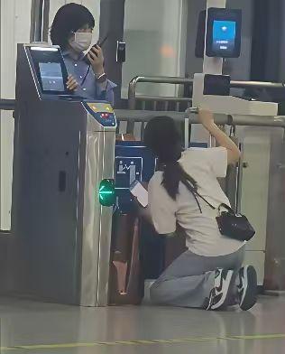 对女子迟到错过检票下跪求通过事件，宁愿下跪，也不情愿早点去车站。拖拖拉拉的性格永