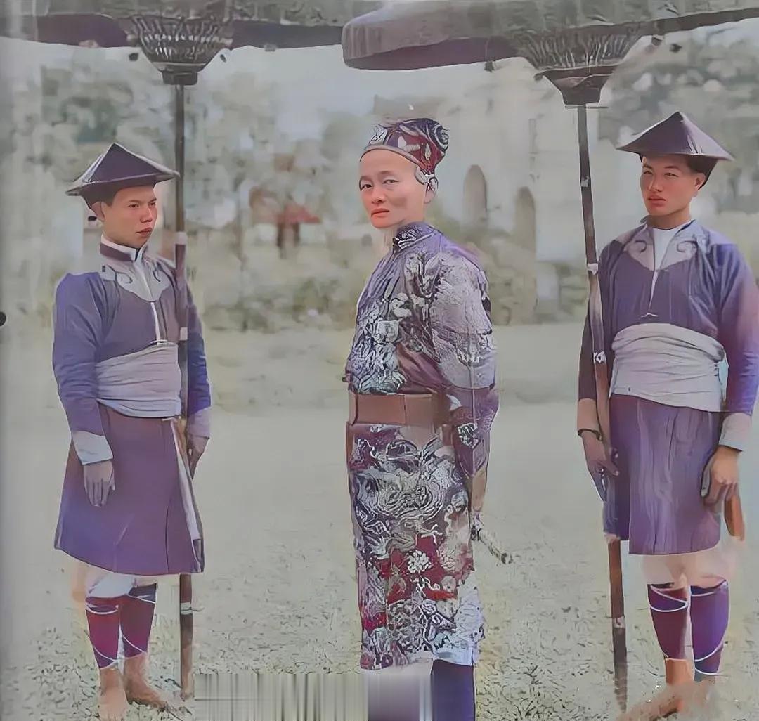 1878年，越南。这位身穿圆领蟒袍，满脸傲慢的男人，便是安南阮朝宫庭禁军统领阮云