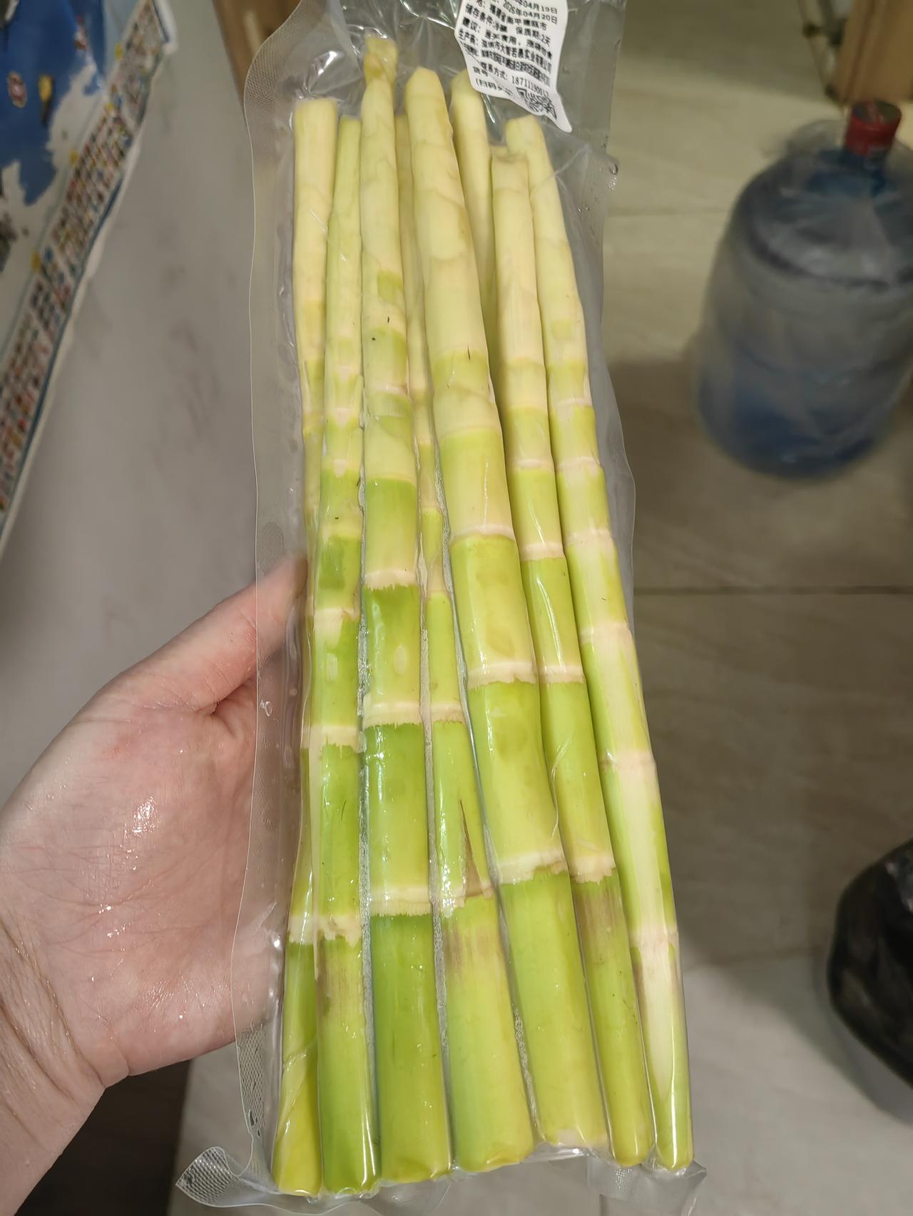 广州的生活确实方便，宜居，想吃啥菜都有，因为竞争关系，菜质量都挺好，还很新鲜。各