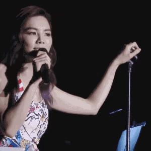 一看Ella陈嘉桦这手，就知道她打麻将喜欢自摸 ​​​