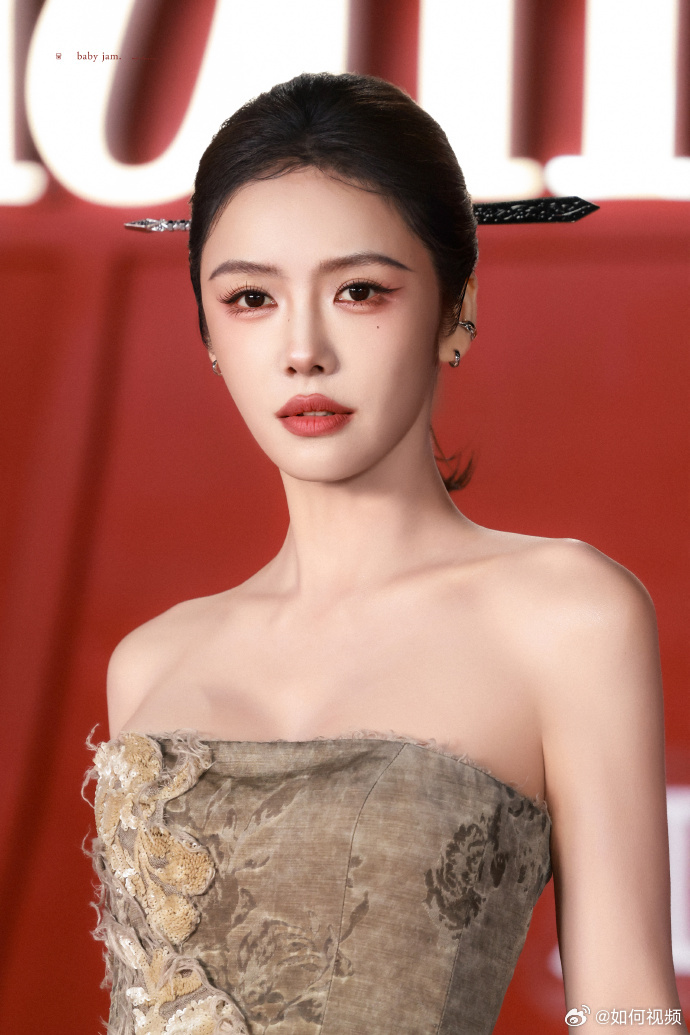 蔡文静红毯美人一大跳 蔡文静芭莎东方美人，红毯美人一大跳，头上的发簪完全点睛之笔