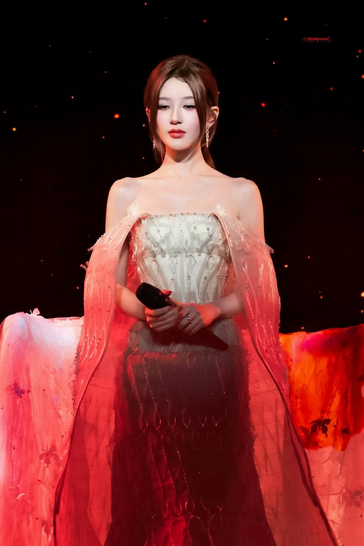 赵露思｜stayromantic曼谷演唱会一些神图，此女美得有点太超过了