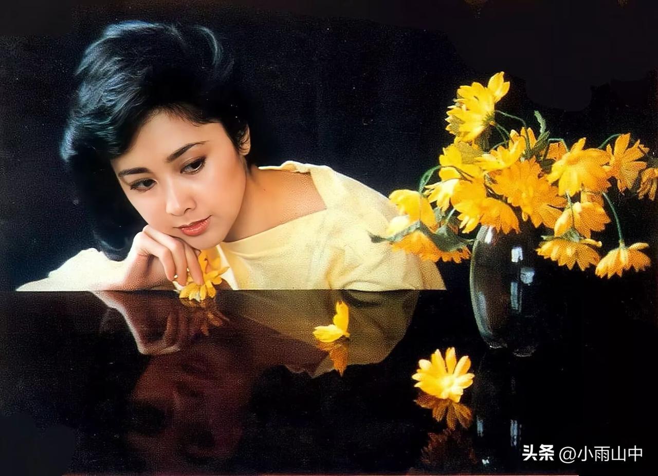 朱琳、于莉、傅艺伟同穿黄衣，手拈黄花拍影楼照，呈现出了不一样的美。朱琳沉静、知性