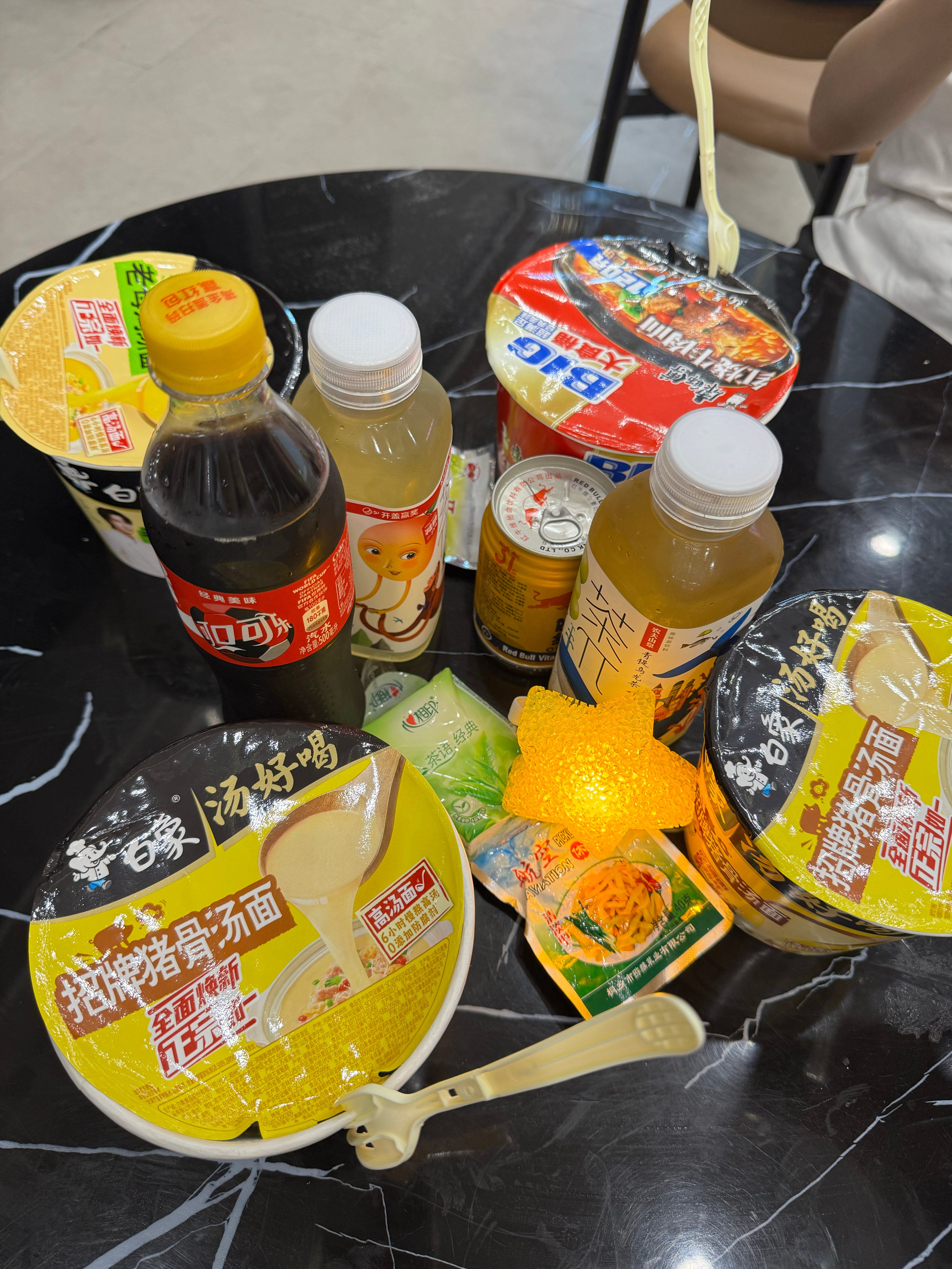 连夜回杭，肚子饿在服务区吃个泡面，真的好久没吃泡面了，还不错 湖州·南浔古镇服务