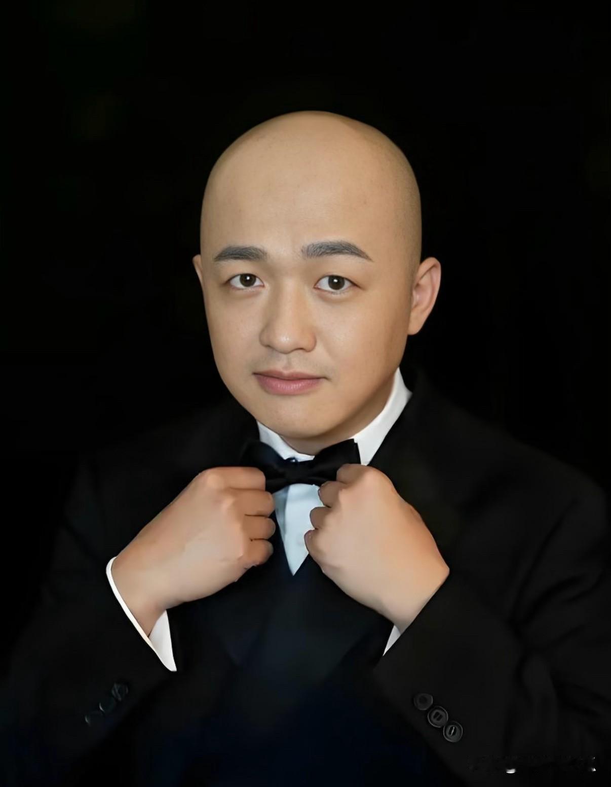 包贝尔
我真的要被他笑死，你说他有容貌焦虑吧，他年纪轻轻就剃了光头，还结婚生孩子