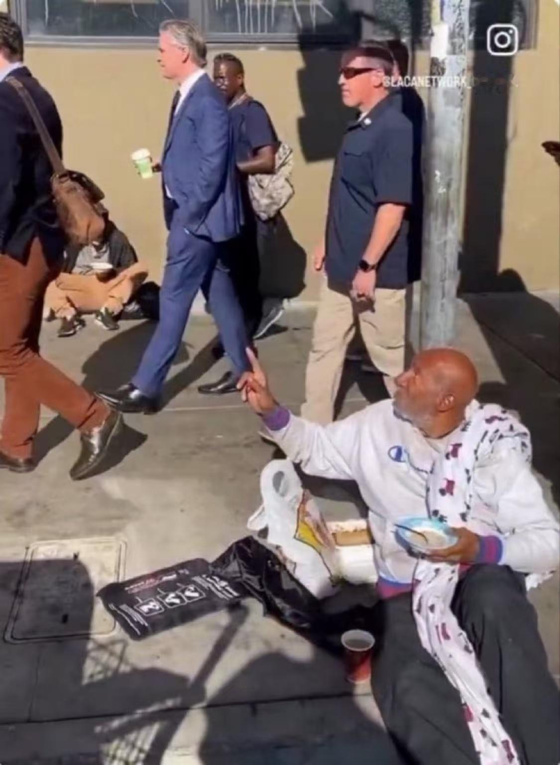 美国人说，今年是加州州长纽森消除无家可归现象十年计划的第22年，他已经“花费”2