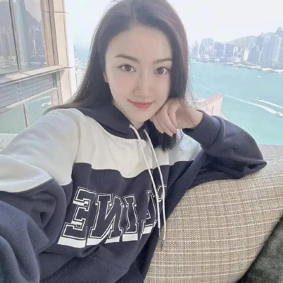 俯瞰维多利亚港，享受城市风光的美好瞬间。