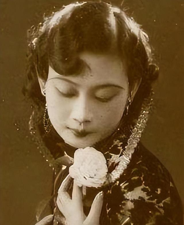 1943年，醉酒的戴笠偷偷前往女明星胡蝶的住所，在外面转悠了几圈，抽了支烟便趁机