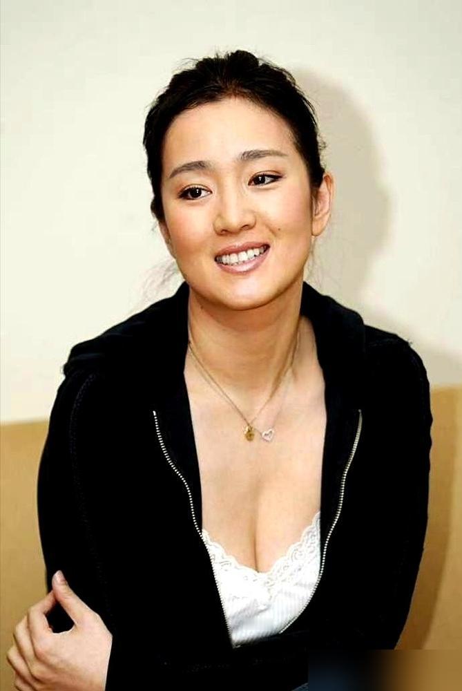 张艺谋在日本崩溃痛哭，电话里只说了一句话，向太吓得连夜飞了过去。
电话里他像个