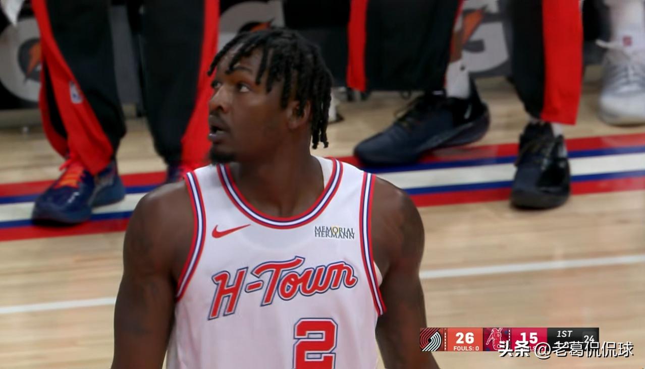 火箭悍将芬尼-史密斯真是太尴尬了！在今天火箭主场以106：99击败开拓者的比赛中