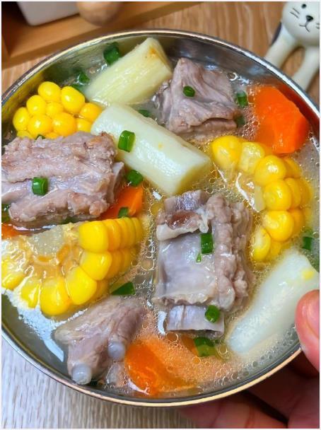 我妈做了几十年的玉米排骨汤！真的太好喝了！我的宝藏食谱