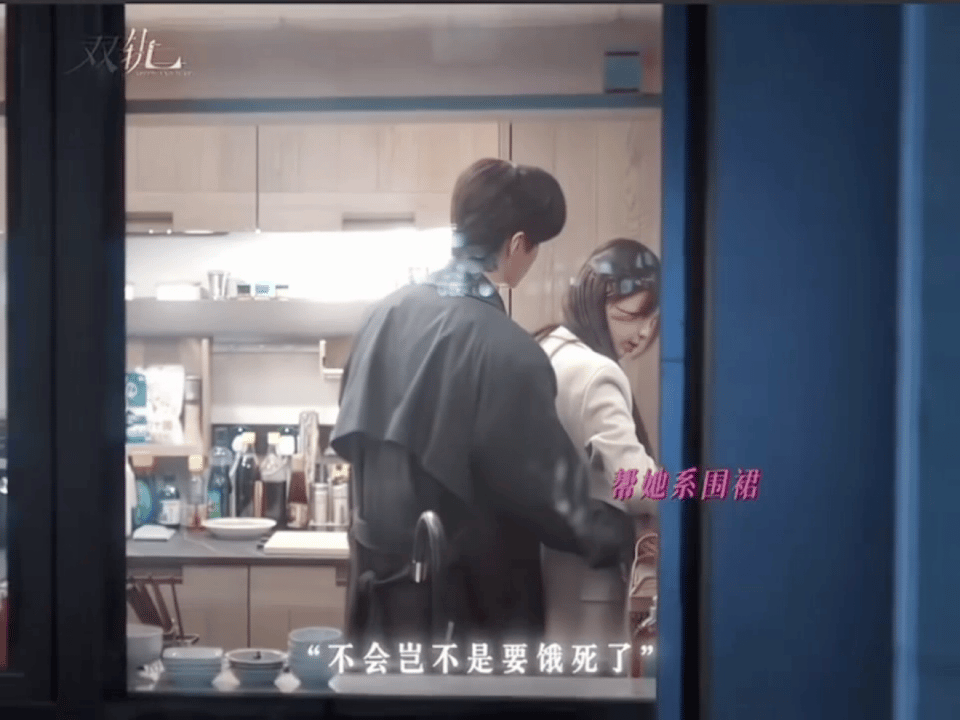 好了，是甜虐，我们有救了😭追完双轨大结局真的又窝心又开心。姜暮和靳朝的双向奔赴