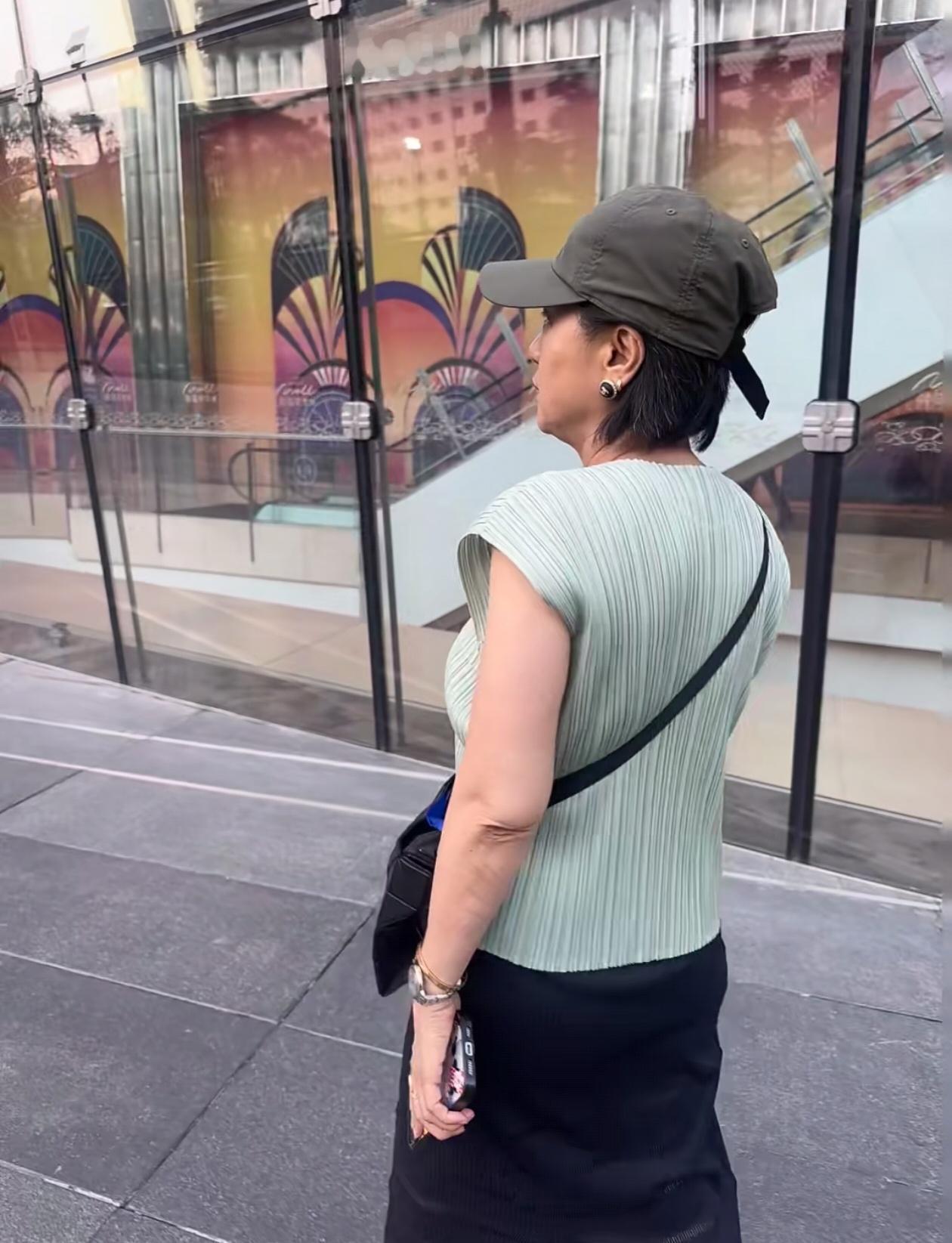 不知道你们发现没，现在大街上的老太太，几乎人手一个斜挎包，稳稳当当挎在腰边，成了