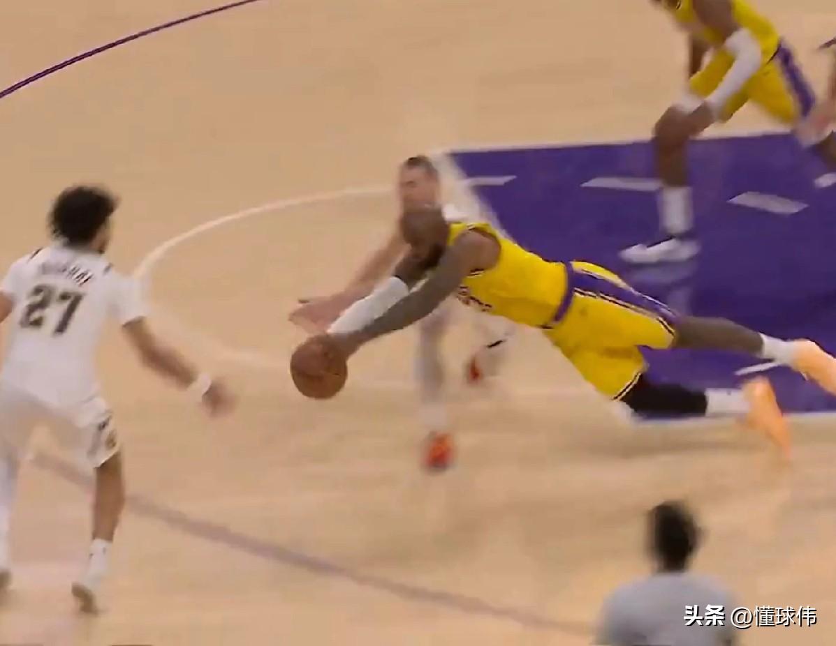 老詹真的拼！斯玛特谈詹姆斯：

“勒布朗飞身扑球倒地。”

“这感染了所有人。”