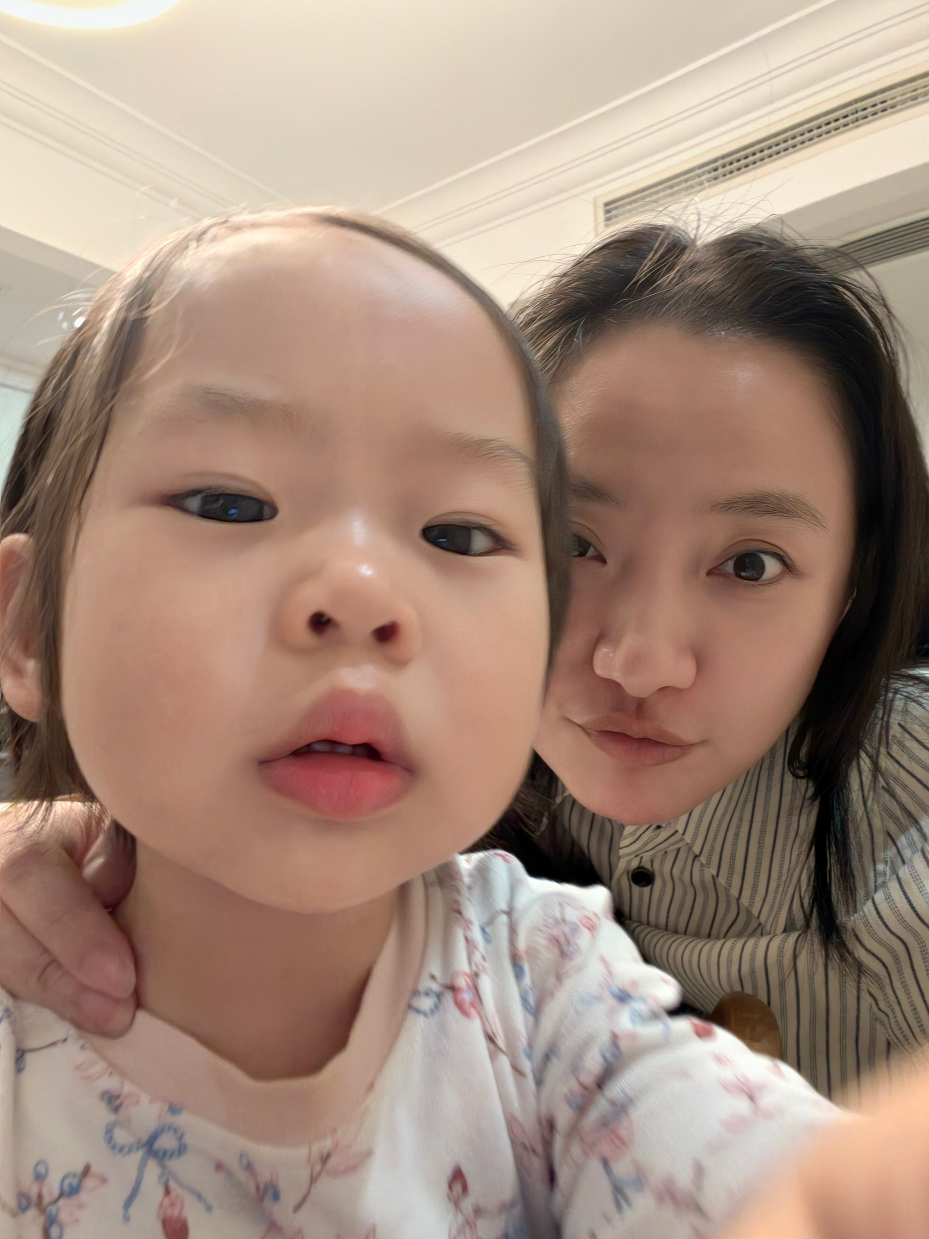 这周就今天能在家陪陪姑娘，我像个变态总喜欢趴在我姑娘后脖子上闻，奶香奶香。