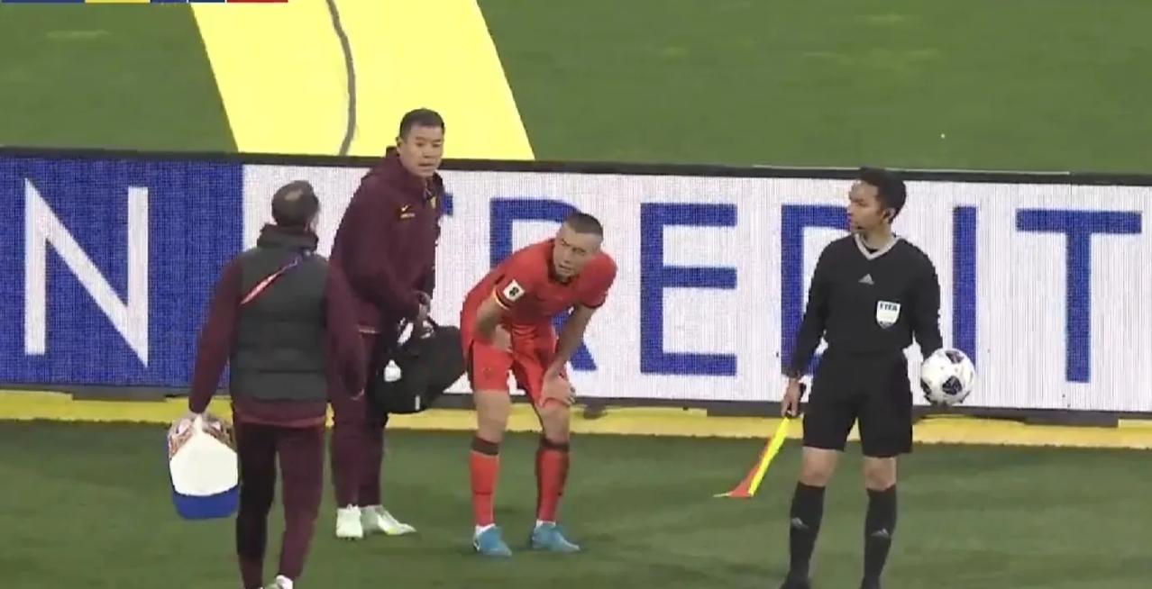 国足1：3输给澳大利亚之后，有记者采访球员：
问：为什么开场不久就能进球领先?