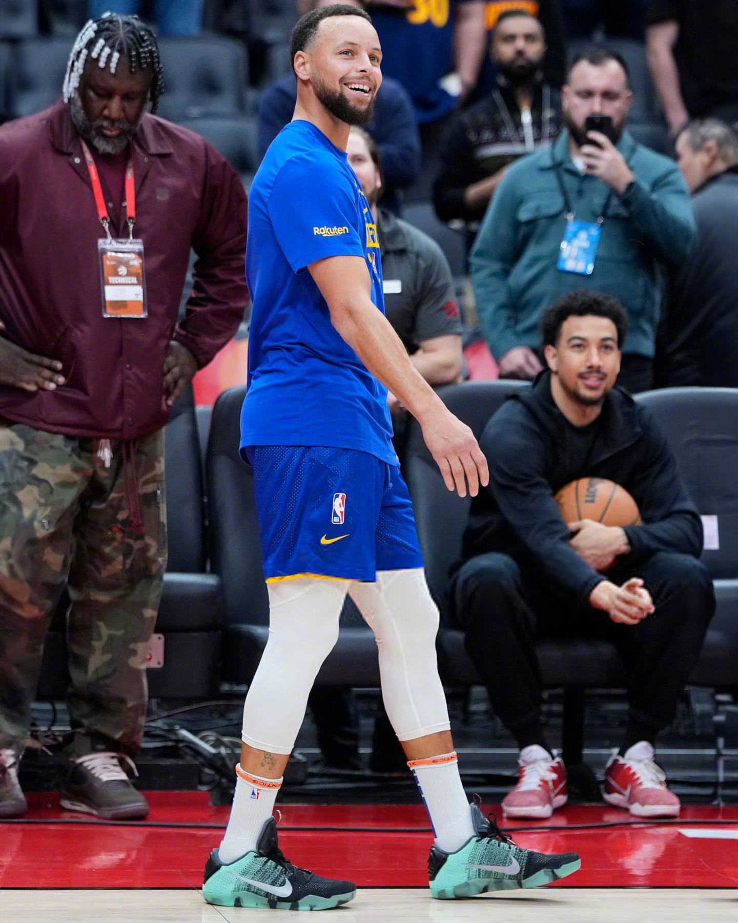 今天客场打猛龙，库里两双球鞋，一双猛龙球迷Drake的鞋款Nike NOCTA 