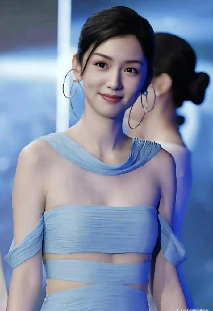 设计这件衣服的也是个鬼才，还好是明星穿，如果是普通人穿，不一定被喷成什么样子 ​