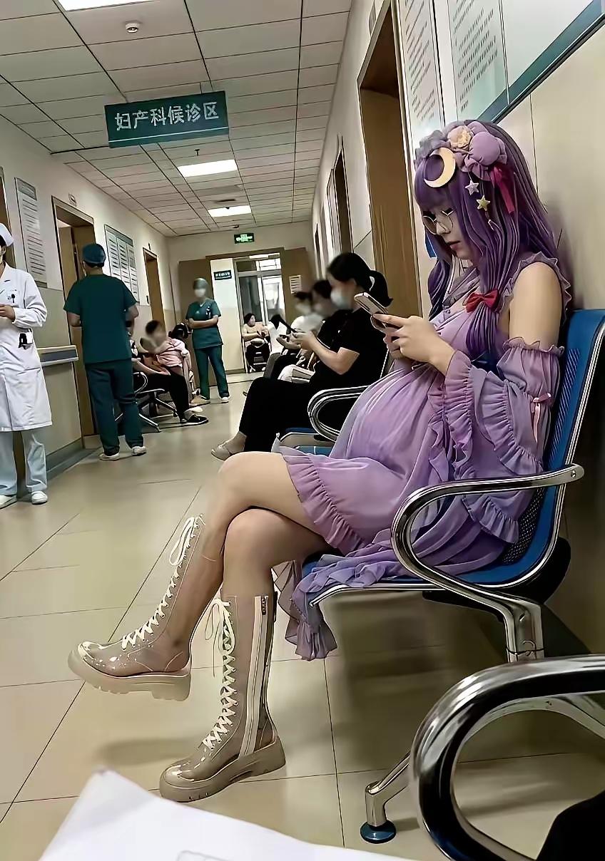 刷手机时看到一张图，说是西安某家医院妇产科门口拍的，主角是个孕妇。
本来产检遇到