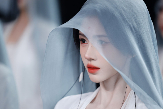 月鳞绮纪画皮海报鞠婧祎素衣仙姿鞠婧祎素衣仙姿，月鳞绮纪画皮海报，对镜描摹玲珑玉面