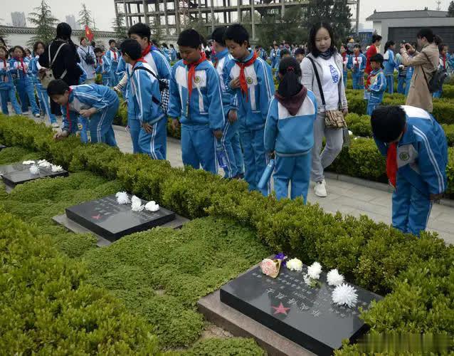 1951年，抗美援朝战役，彭德怀命蔡长元以死抗敌，谁知蔡长元转头就下令解散军队，