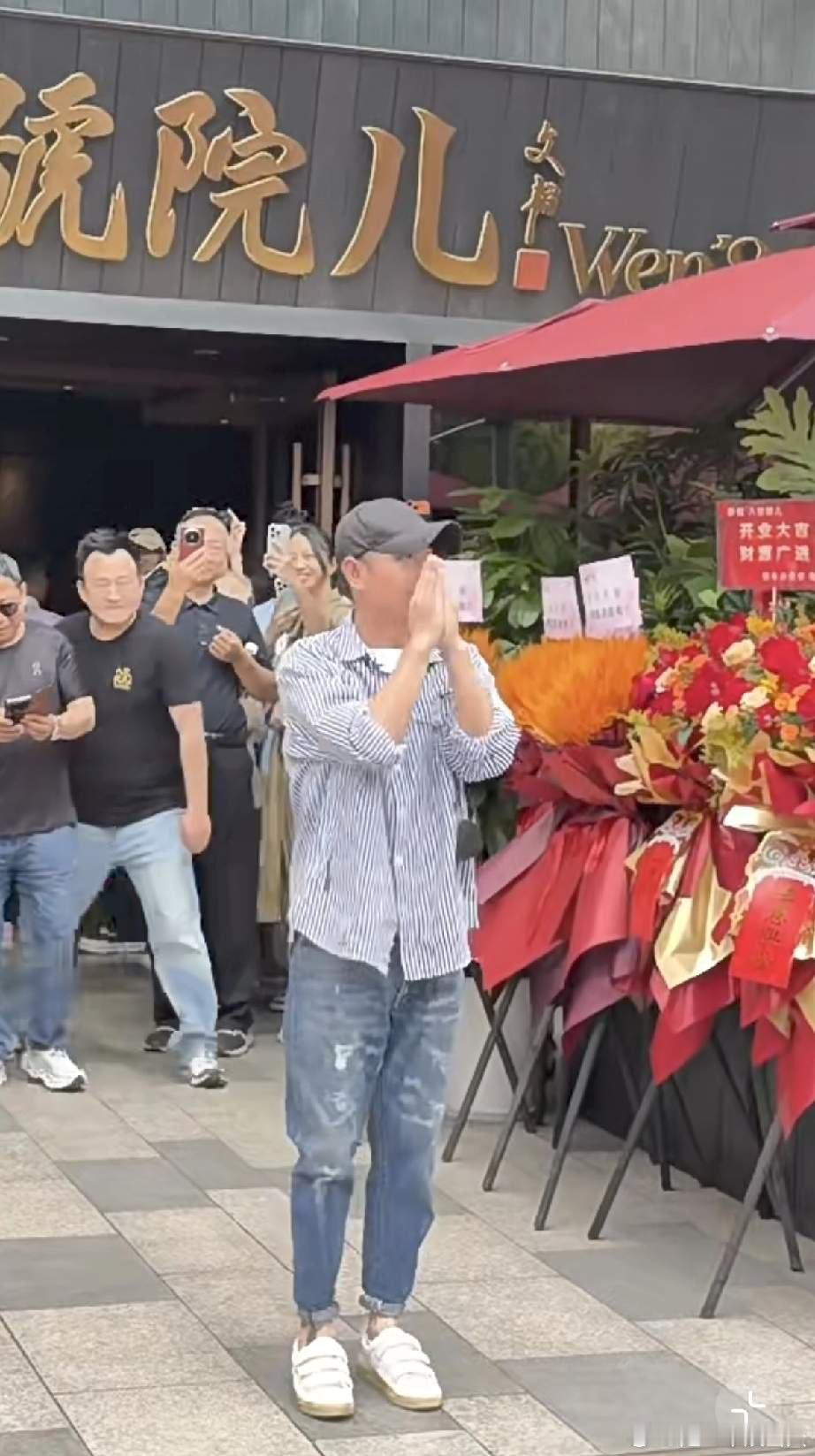 文章开的面馆，还是酒馆白天吃面，晚上喝酒可票价真是吓坏人，人均要500元，每天只