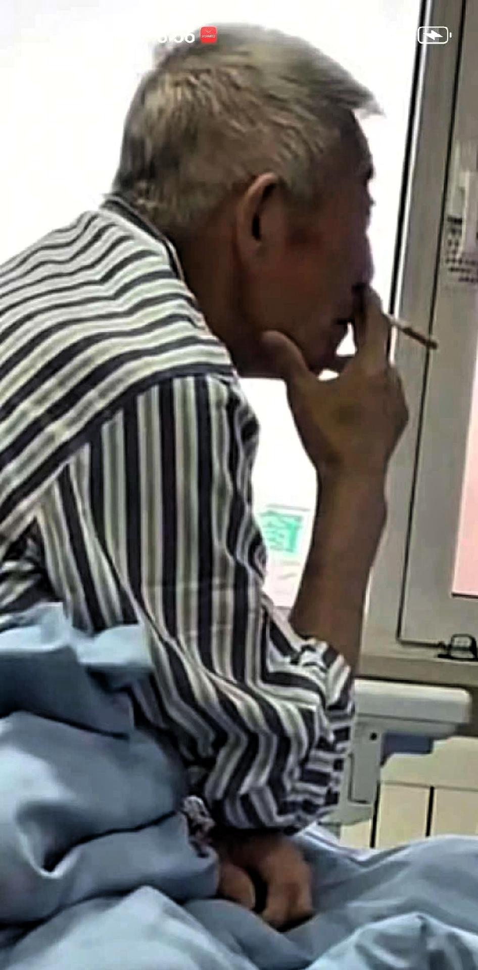 无语了，真不要命了，父亲肝癌晚期，在医院治疗中，趁医生不备，又偷偷吸烟，被儿子发