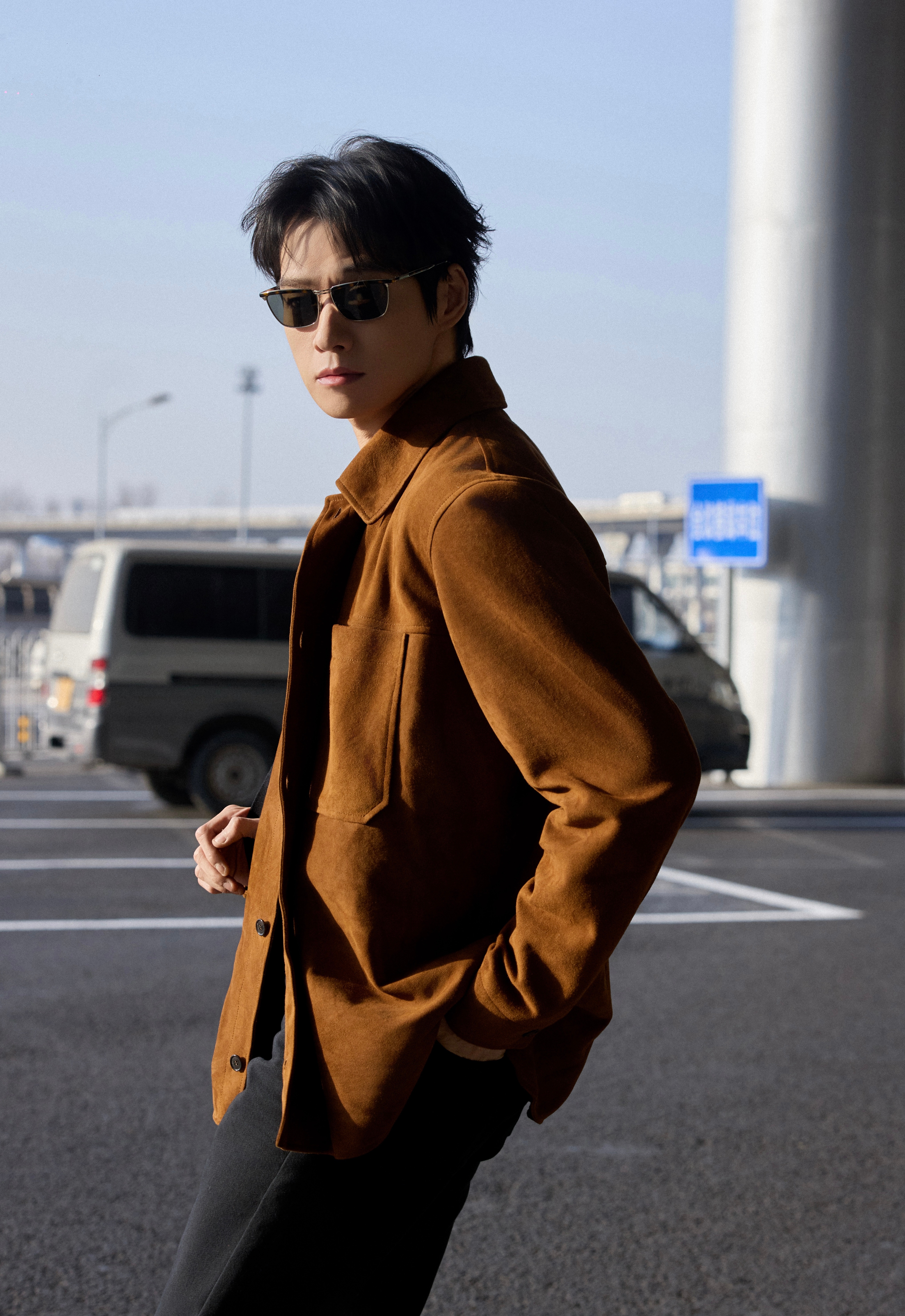 魏大勋出发启程巴黎男装周行程，将受邀出席Saint Laurent新季男装秀，机