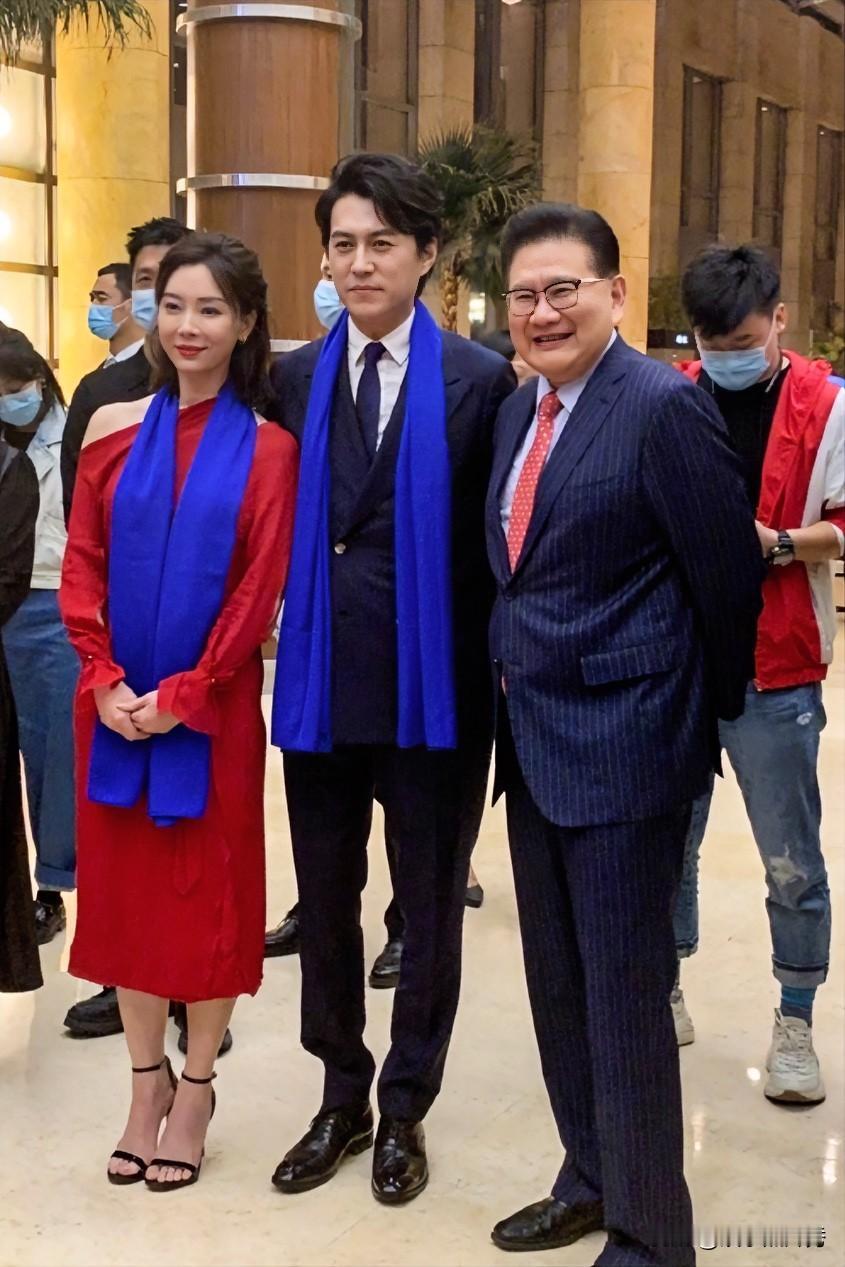 靳东和陈数属于“郎才女貌”，右边这位看起来挺“老实正经”的是谁啊？

陈数一身红