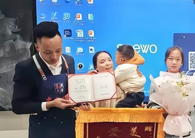 近日！贵阳一3岁男童走失，11岁女孩买糖哄去派出所，男童父母到其学校送终身免费牛