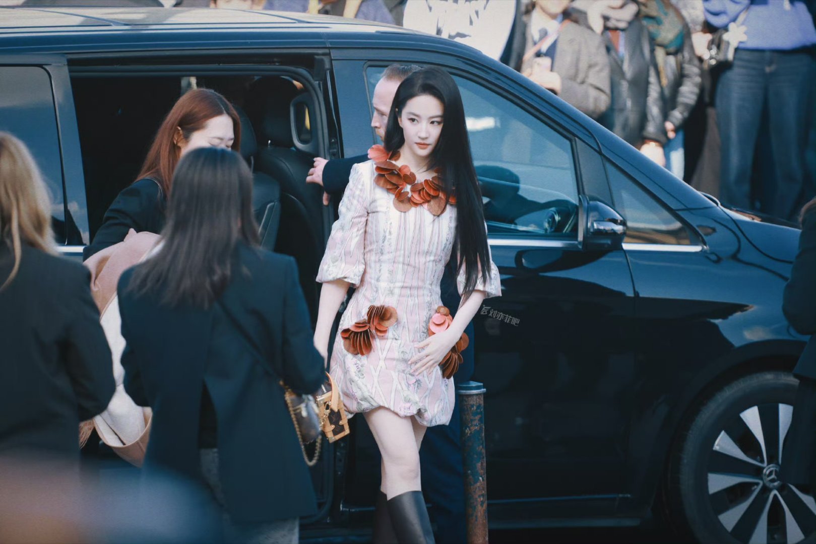 刘亦菲看秀飞吻刘亦菲看秀造型完全美神来的 仙在LV大秀大放异彩 太过权威了！！ 