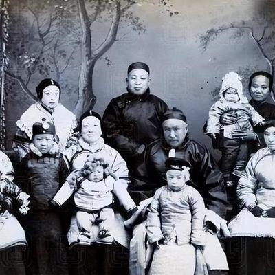 1925年4月的一个夜晚，醉酒的张宗昌回到家中，小姨子袁中娥主动上前搀扶，将姐夫