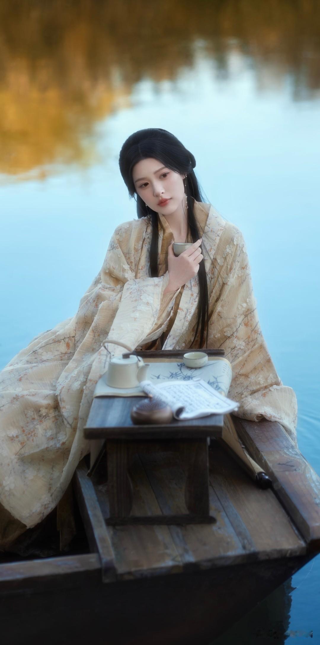 在湖上泛舟，品茗赏景，悠然自得。