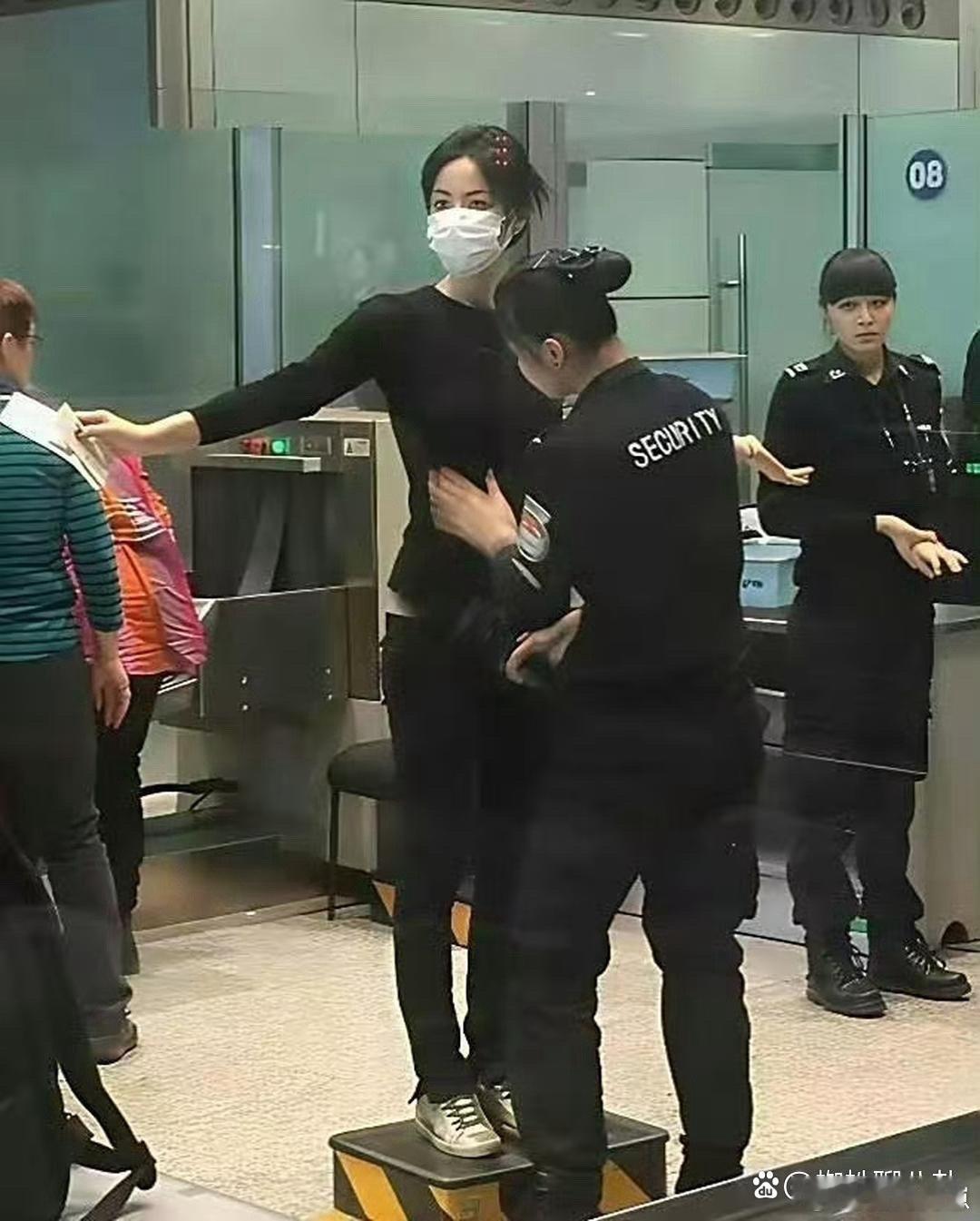 55岁王菲机场安检照曝光，身材依旧纤细有型，状态好到让人惊艳，岁月不败美人，气场