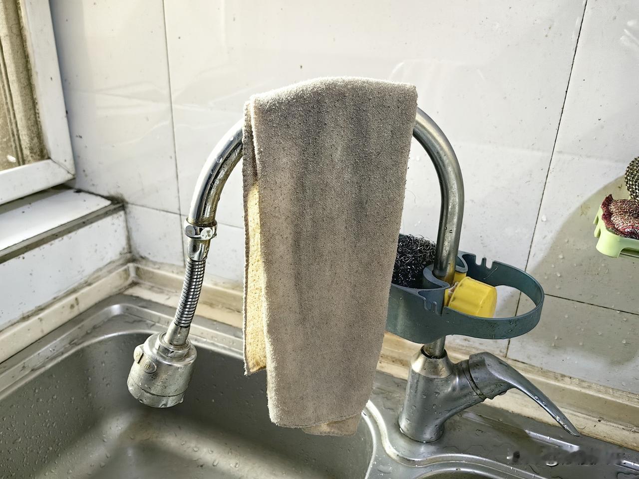 水龙头管子上搭块抹布，最近网上刷到好多说是特别不好，不好的具体原因一直没有看到。