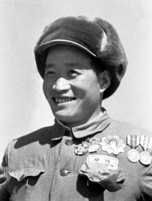 1964年，毛主席听说奇袭白虎团的杨育才，现在只是一个副连长，眉头一皱，问道：“