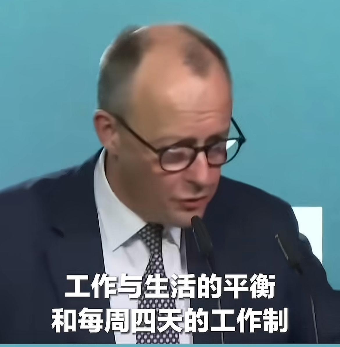 德国总理回去后急眼了，他发现中国人特勤奋，德国的产能远远落后了。他在大会上疾呼，