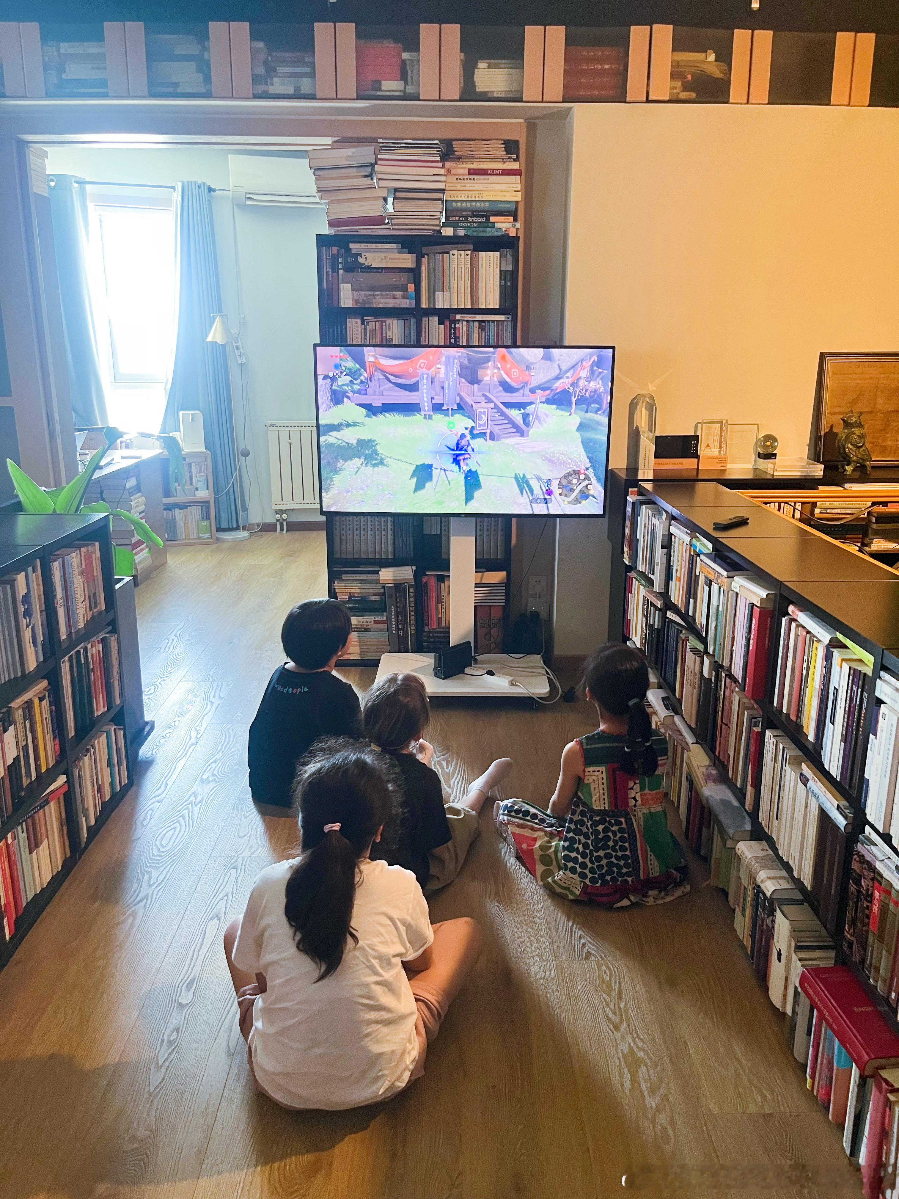 家里现在睡了四个小孩，想把自己打晕到明天。 