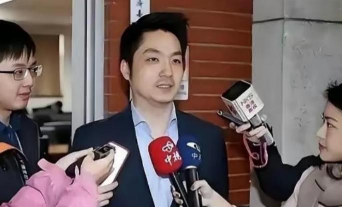 "你连中国人都不认，凭啥张罗把两蒋灵柩迁回大陆？" 记者一句话，把蒋万安问沉默了