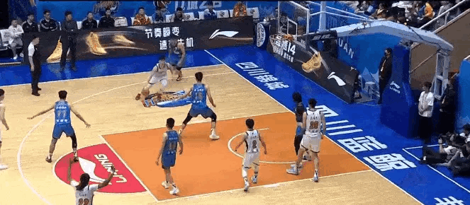 广东男篮今天在客场以102比54击败四川男篮，我去看粤BA了，有没有好心人能告诉