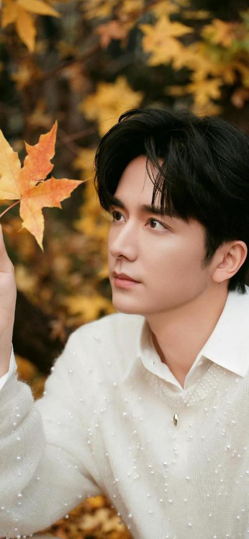 女生周末和朋友去清吧小聚，被台上抱着吉他唱歌的驻唱帅哥瞬间吸引，正犹豫要不要上前