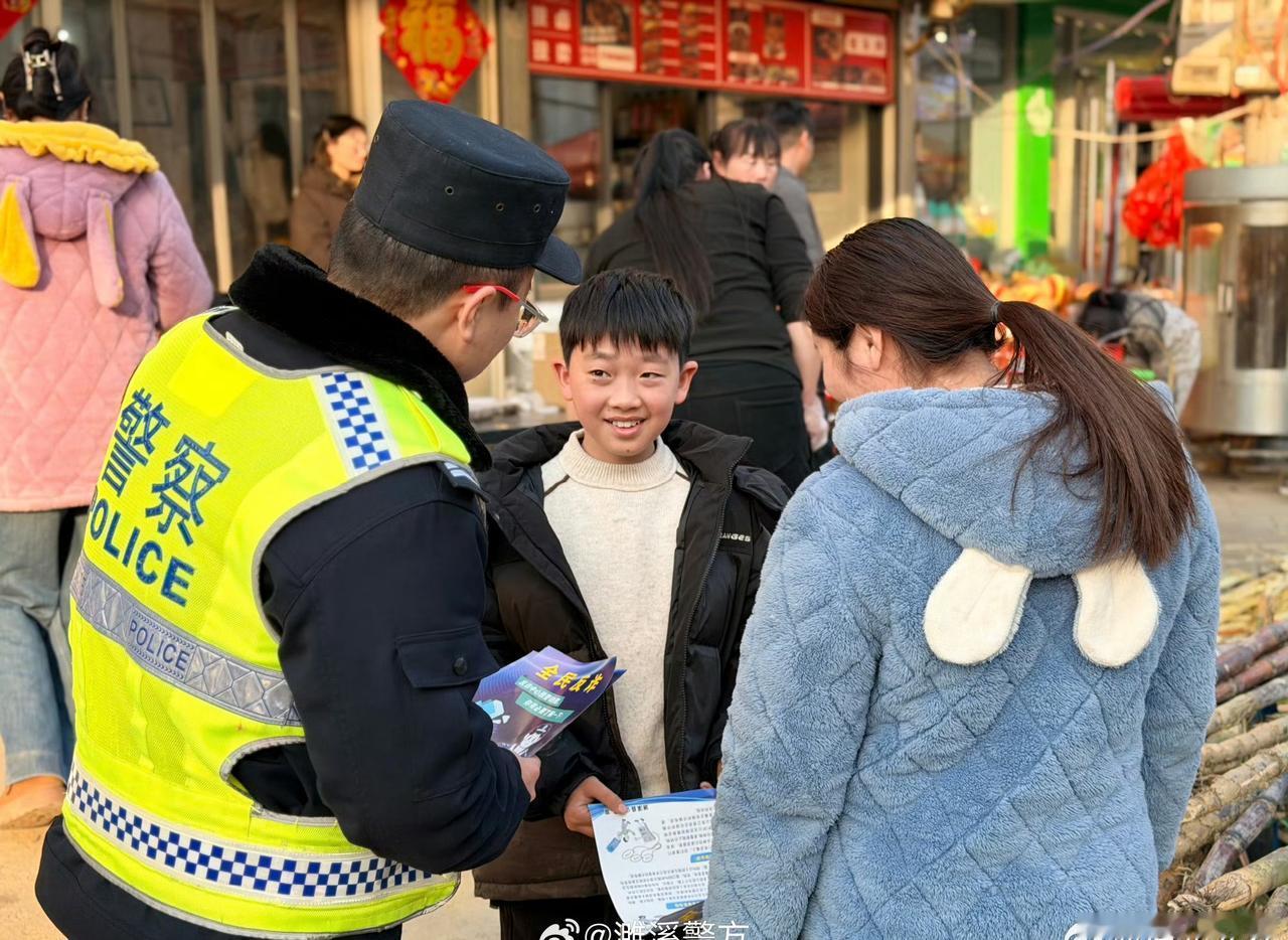 【警护新春】为守护群众 “钱袋子”， 民警辅警深入集市，开展春节反诈宣传，用接地