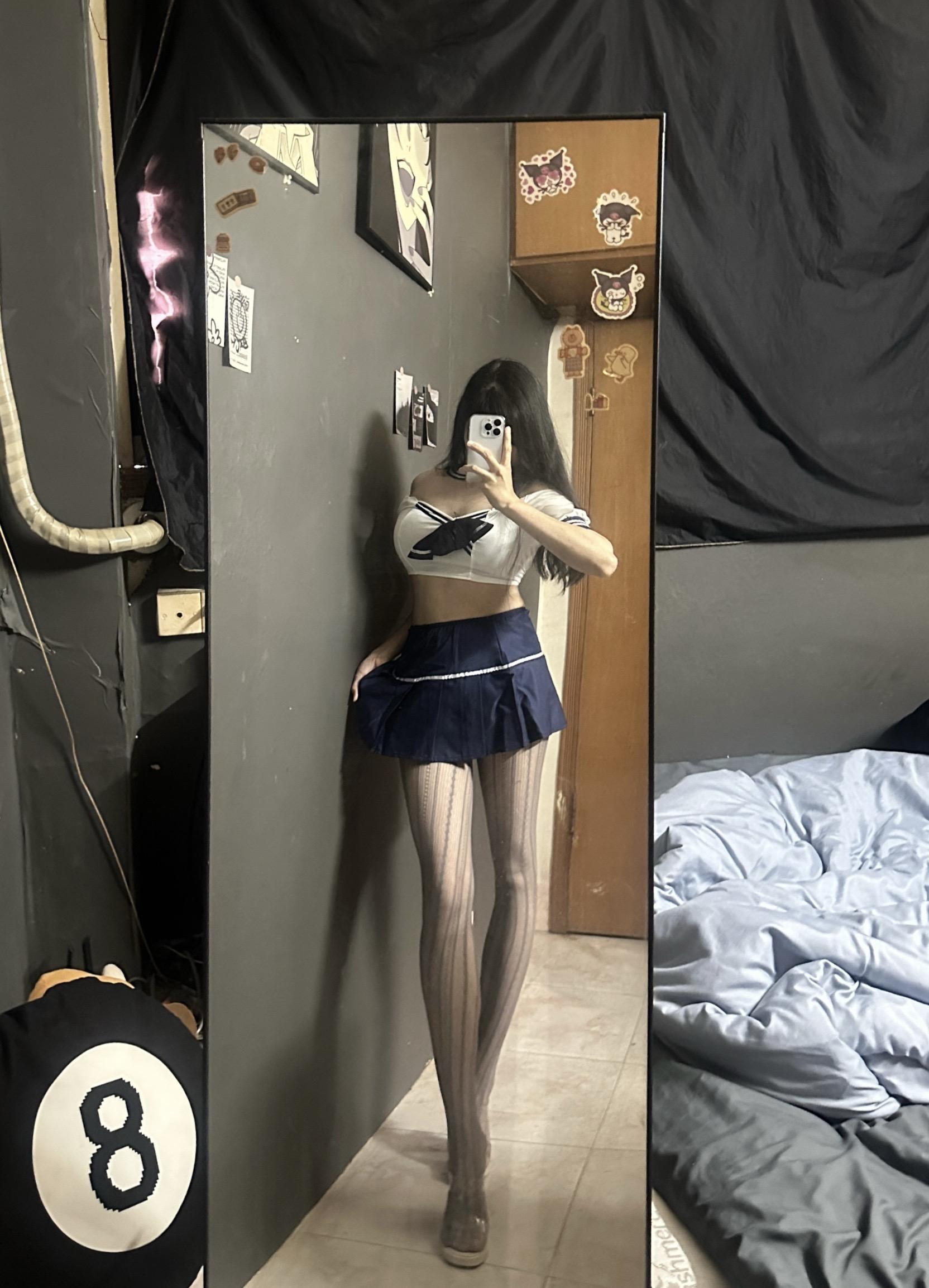 好想趴在你家阳台 看着外面那车水马龙 感受身后你给我深深的爱意