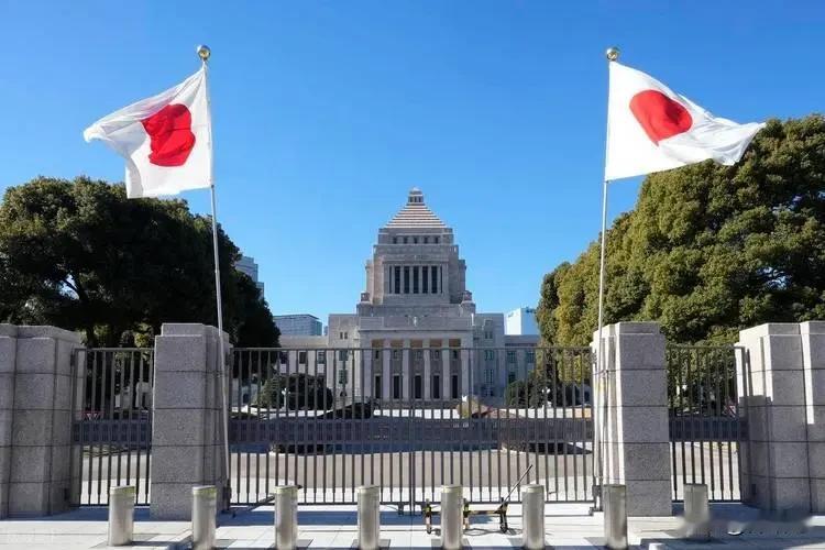 日本每次对外发动突然袭击有个特点，那就是经济崩盘，日本由于长时间实行零利率刺激经
