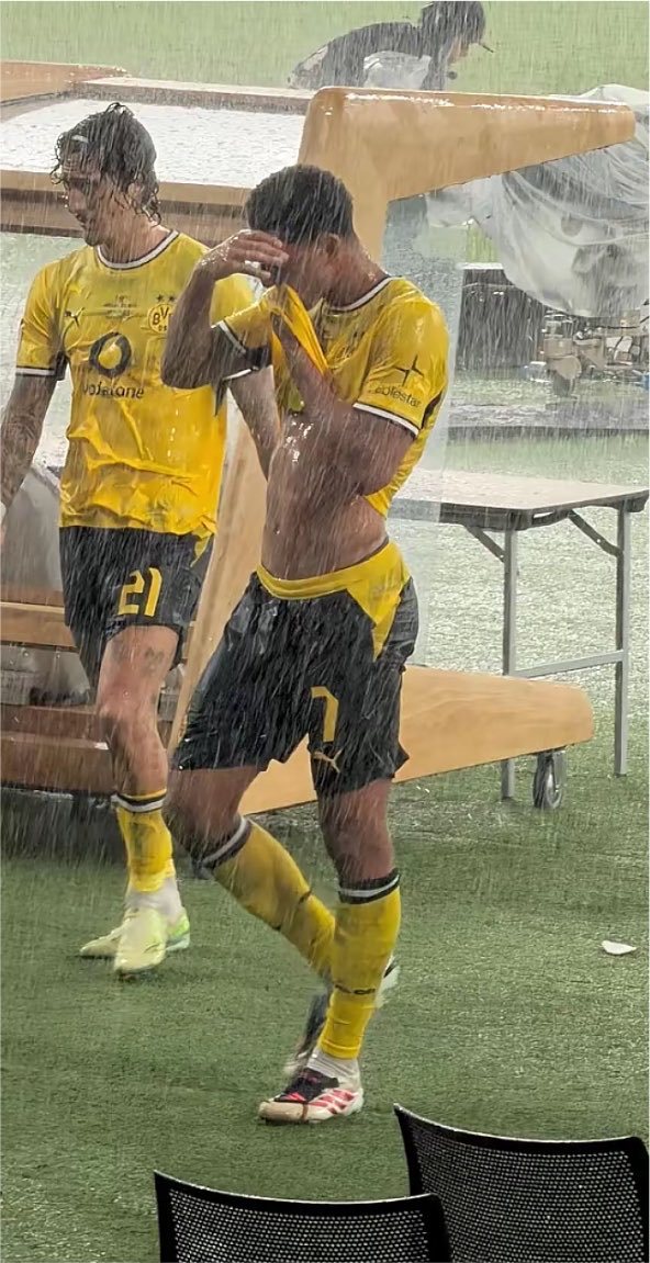 昨天多特与东京FC的友谊赛因为大雨一度暂停