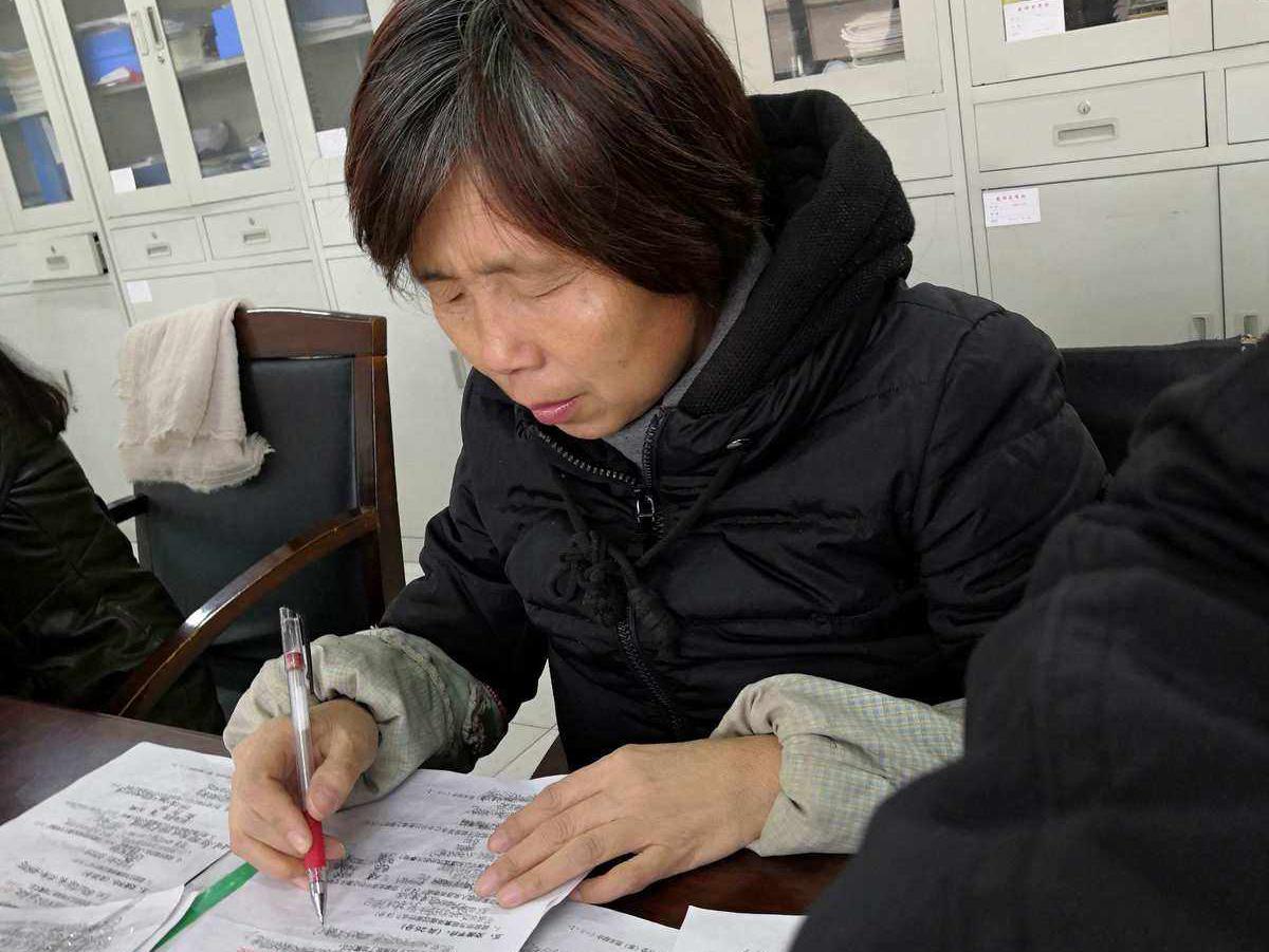 54岁的李老师，三尺讲台站了32年，腰椎病、高血压缠身，体检报告满是异常。
 