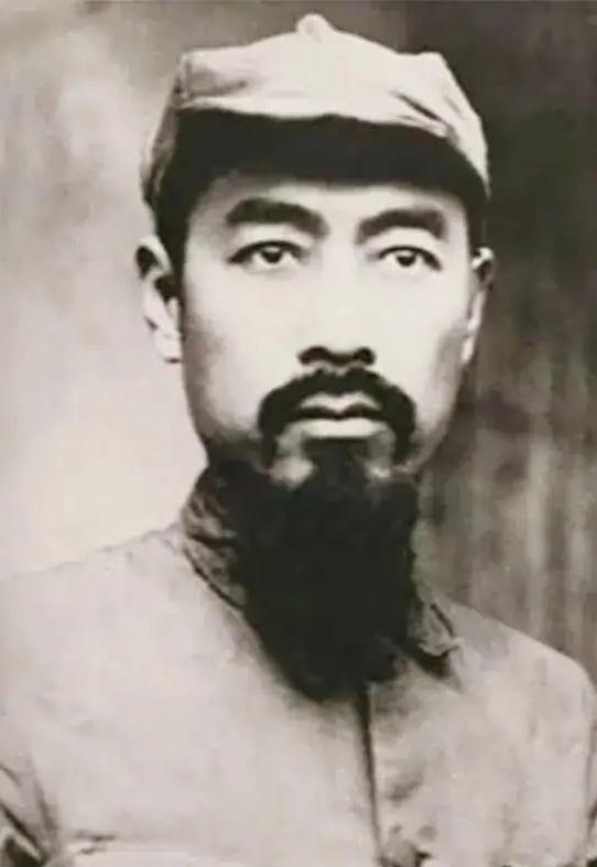 1935年4月初，长征的红军队伍到了曲靖附近，踏上了通往昆明的公路浩浩荡荡的前进